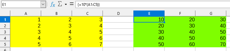 Matriz de origen resaltada en amarillo y la matriz resultante en verde. La fórmula matricial se visualiza en la barra de fórmulas